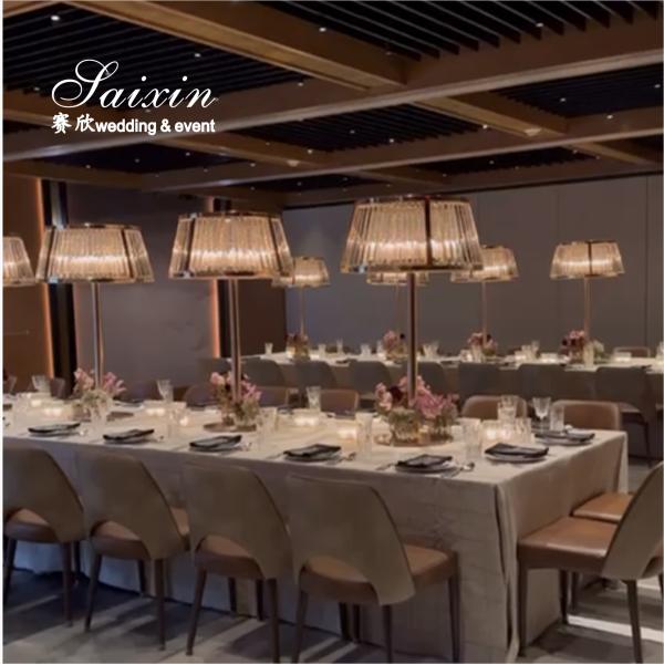 Centres en or de l' étagère de cristal pour les centres de mariage