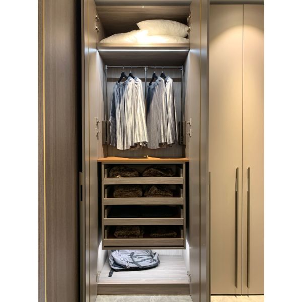 Modern Golden Aluminium Frame Wardrobe with LED Lighting and Customized Size for Bedroom