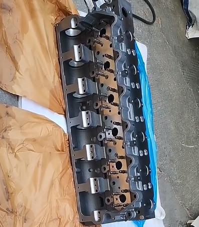 Ensemble de la tête de cylindre du moteur diesel argent brillant spécialement conçu pour le CAT C18