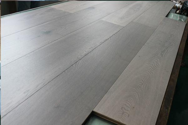 El roble blanco tratado sustancia química dirigió el suelo de madera con color gris agradable