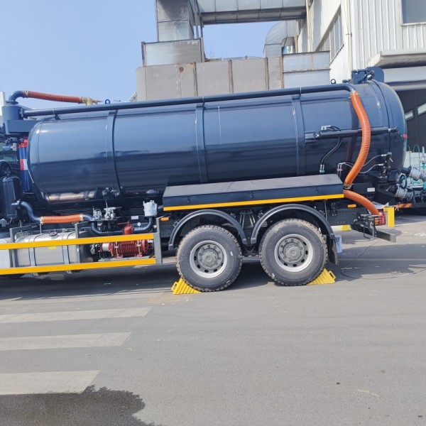 HOWO 15CBM Vacuum Sewage Suction Truck with 266HP Engine and 6×4 Drive for Septic Tank Cleaning