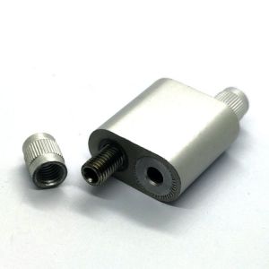 Mova livremente para a frente e para trás o prendedor lateral dobro do cabo dando laços