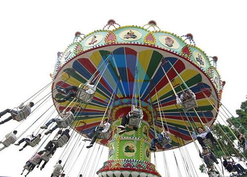 Factory direct amusement equipment 24 seats shakinghead flying chair for sale