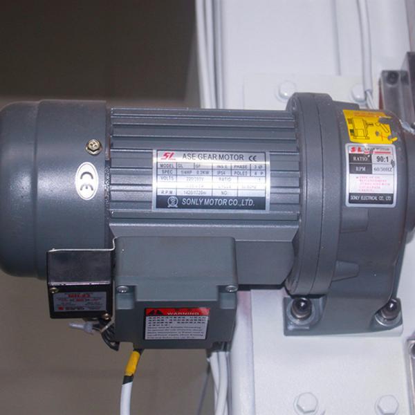 Auto consumo de energia vertical do ponto baixo da máquina de corte da folha da espuma da máquina de corte