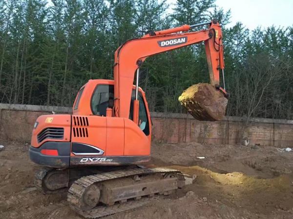 Excavadora DX75 usada, em segunda mão, sem pintura
