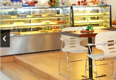 El congelador grande de la exhibición de la torta de la capacidad endureció el marco de madera de cristal 920W