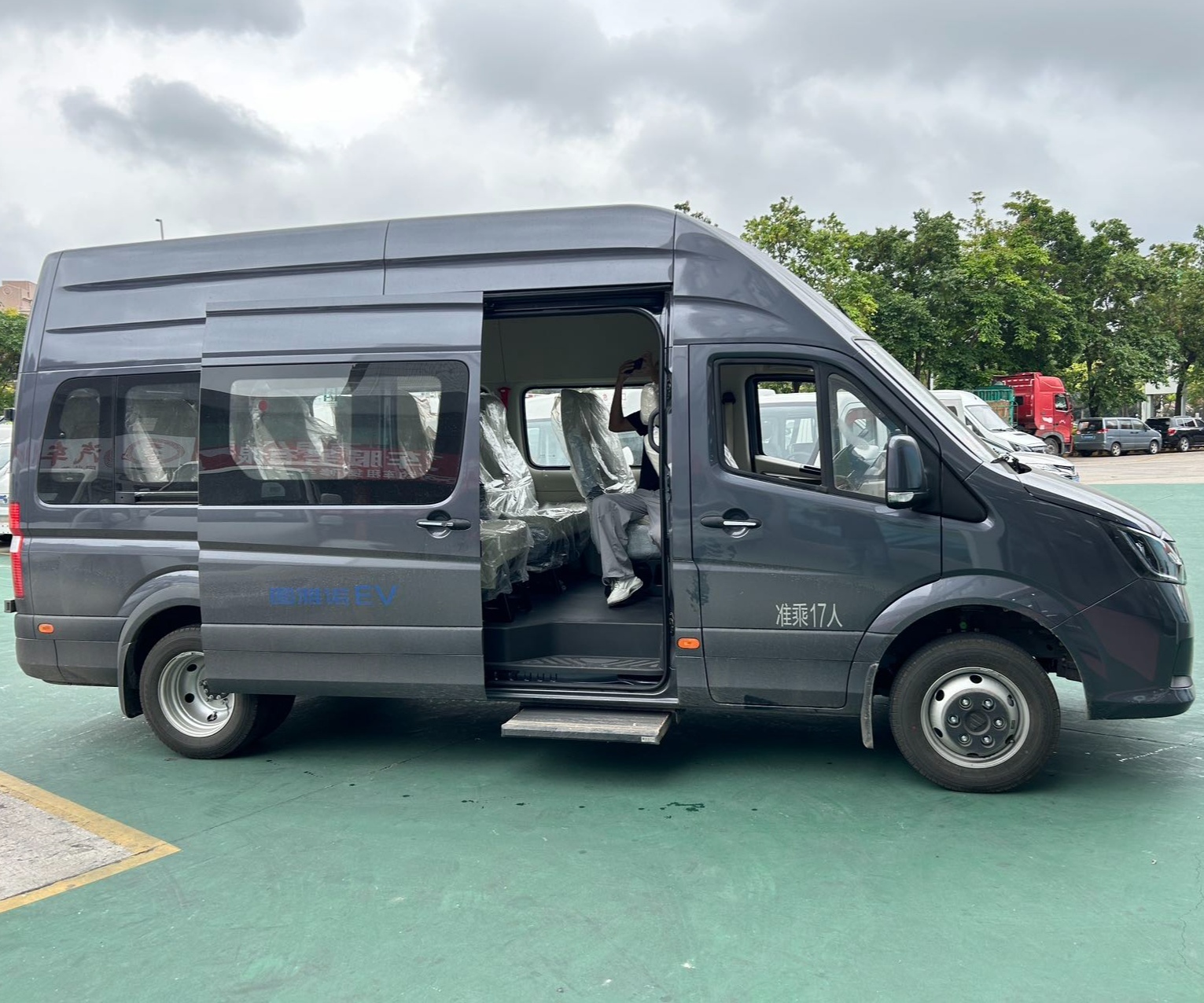 Long‑Wheelbase High‑Roof 4×2 Rear‑Wheel‑Drive 17‑Seat Electric Passenger Van - new energy passenger van