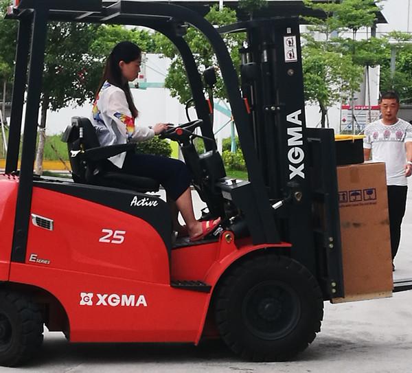 2.5 Ton Electric Forklift Truck With 3 Stage 4.5m Container Mast Compact Structure