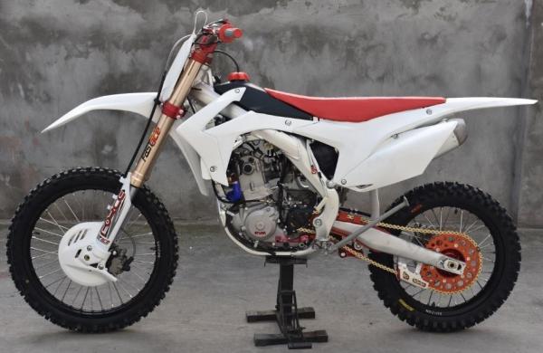 MSAWAKI 250cc Dirt Bike , Auto Dirt Bike Cheng Shin Tire White Color