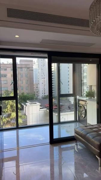 Ski Chalet Folding Window Solution Combining Panoramic Slope Views with Ice-Dam Resistant Frames