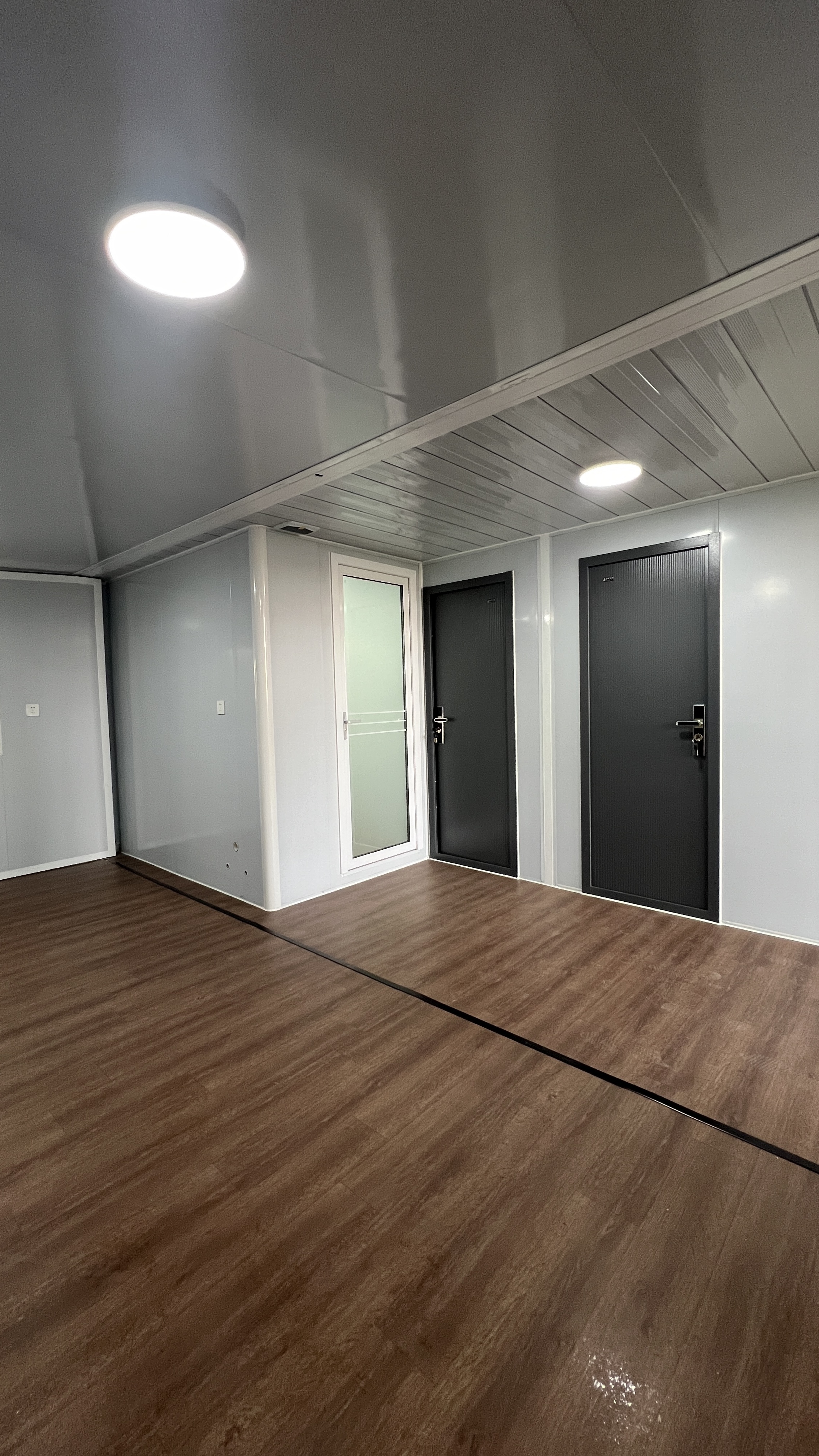20FT Resort Cabin Expandable Container House – Pitched Roof & Porch Edition