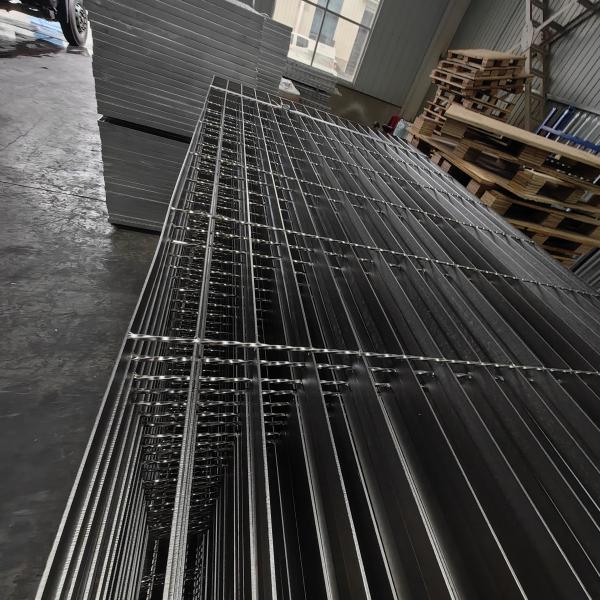 30*30*3mm Decking de piso de aço Máquina de grades metálicas de pressão Soldada