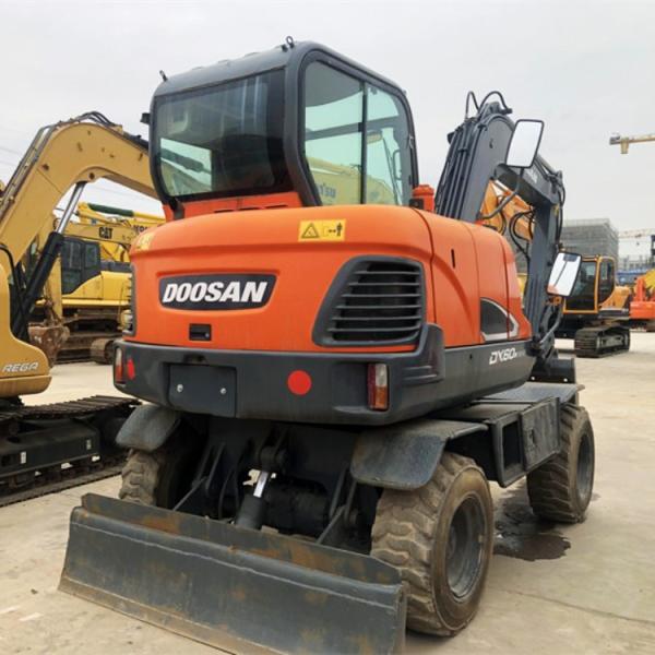 Fabriqué en Corée, original, utilisé, excavateur à roues Doosan DX60W-9, 6 tonnes, à Shanghai.
