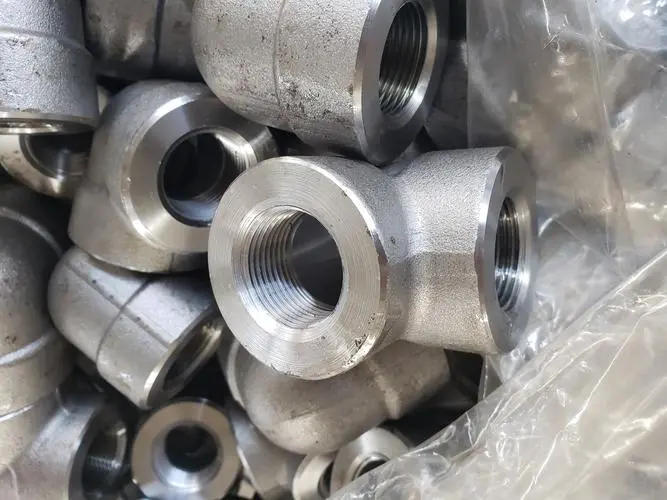 Produits en stock Matériaux de plomberie en acier inoxydable enfilé SS304/316 raccords de tuyaux 90 degrés coude pour l'approvisionnement en eau