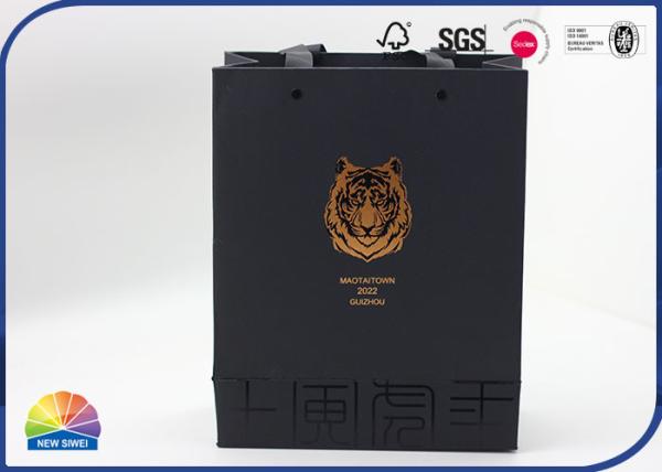 Saco de presente de papel preto personalizado com logotipo do leão dourado estampado a quente com alça de seda