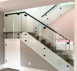 Des barbelés de verre et d'acier inoxydable modernes et clairs pour l'intérieur