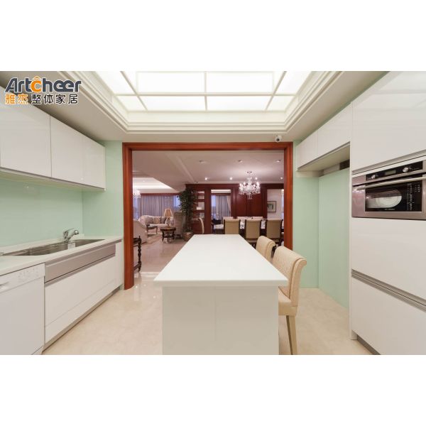 Imported Durable Kitchen Cabinet with Glass Door and Laminate Resin Countertop