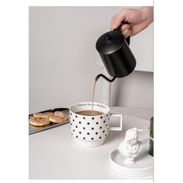 Ощутите элегантность черно-белой керамической чашки для бизнес-подарков