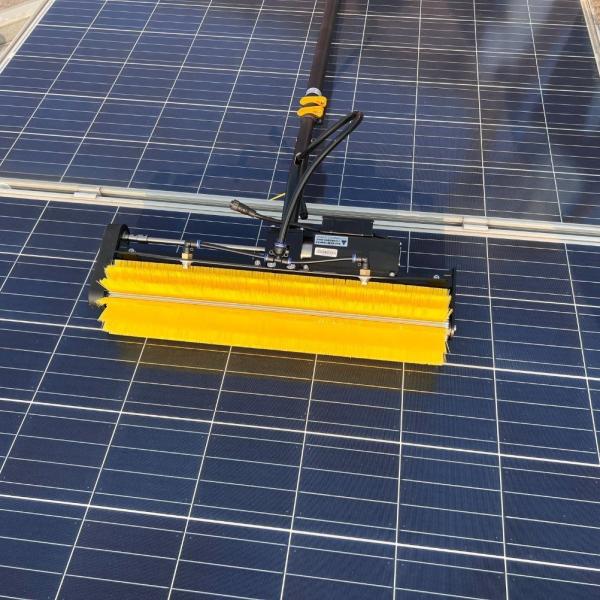 5.5M Mochila telescópica de pólo com escova rolante a bateria para limpeza de painéis solares