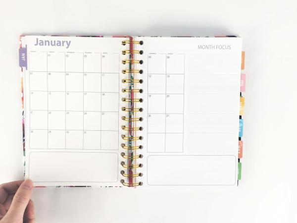 Diario de planificación mensual de diseño horizontal con páginas de pestañas divisoras y cierre elástico