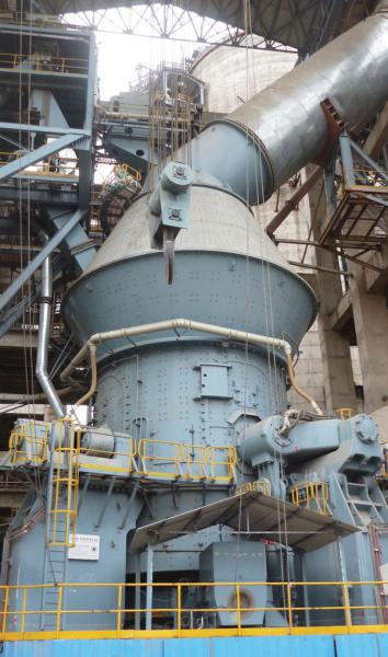 Low Wear Rate Vertical Cement Mill 330 - 380m² / Kg Specific Surface Area