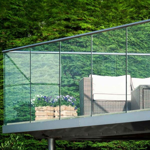 Bardage en verre résidentiel pour terrasses extérieures Balustrade en verre trempé coupée à la taille Manche en verre sans cadre Balcon en verre sans couture