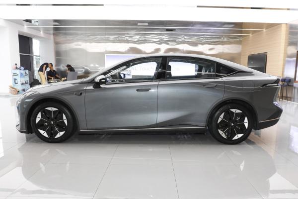 Small Sedan Electric Car Vehicles 165KM Left Steering Changan Dark Blue SL03