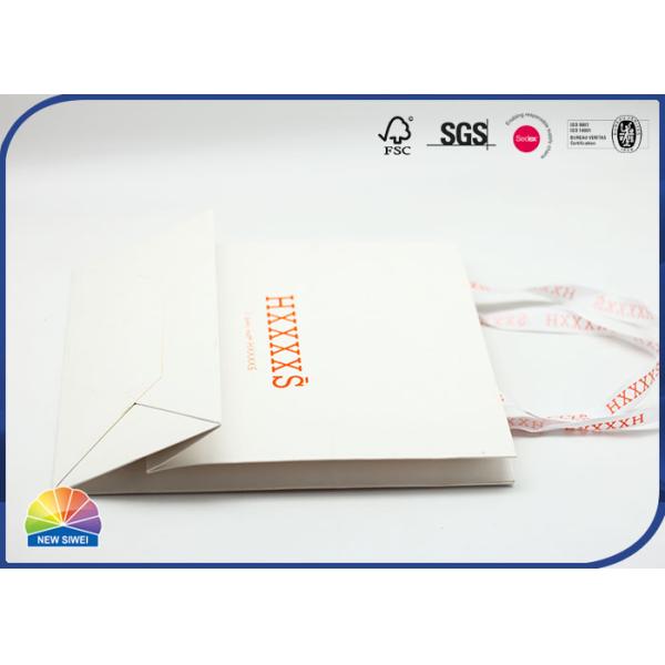 Белая сумка подарка бумаги цвета цвета PANTONE с изготовленной на заказ ручкой шелка