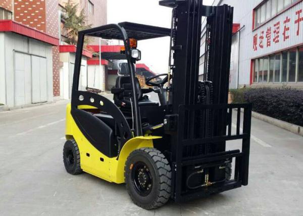 Caminhão de elevador industrial amarelo, empilhadeira a pilhas com o cilindro dois de levantamento