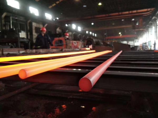 As barras redondas de aço inoxidável laminadas a alta temperatura de AISI 420 recozeram a superfície preta