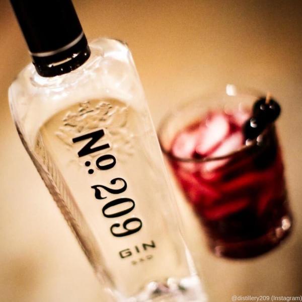 200ml 500ml 1750ml Glass Spirit Bottle Embossed Lettering 209 Gin Glass Bottle