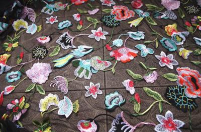 Multi tela colorida do laço com o pano bordado floral, pesado bordado do laço