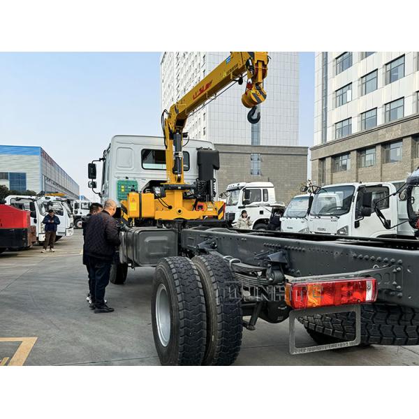 SINOTRUK HOWO Diesel Cargo Truck 4x4 6 Wheeler Chassis With Crane Low Price