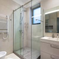Modèles modernes personnalisés Salle de bain Toilette de verre trempé Douche sans cadre Systèmes de portes coulissantes douces fermées