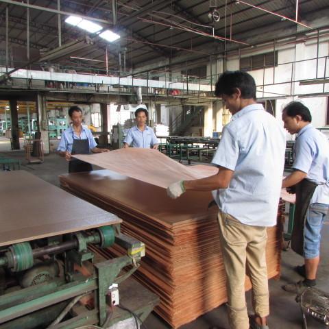 A madeira compensada extravagante enfrentou a fabricação natural de China do tamanho padrão da espessura do Mdf/cartão 9/15/18mm da grão reta de Okoume