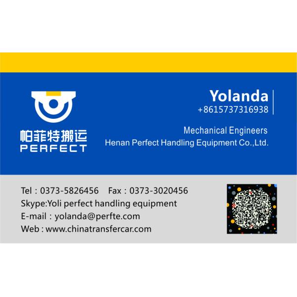 Экипаж переноса трейлера завода автомобиля 5 тонн на рельсах в мастерской фабрики