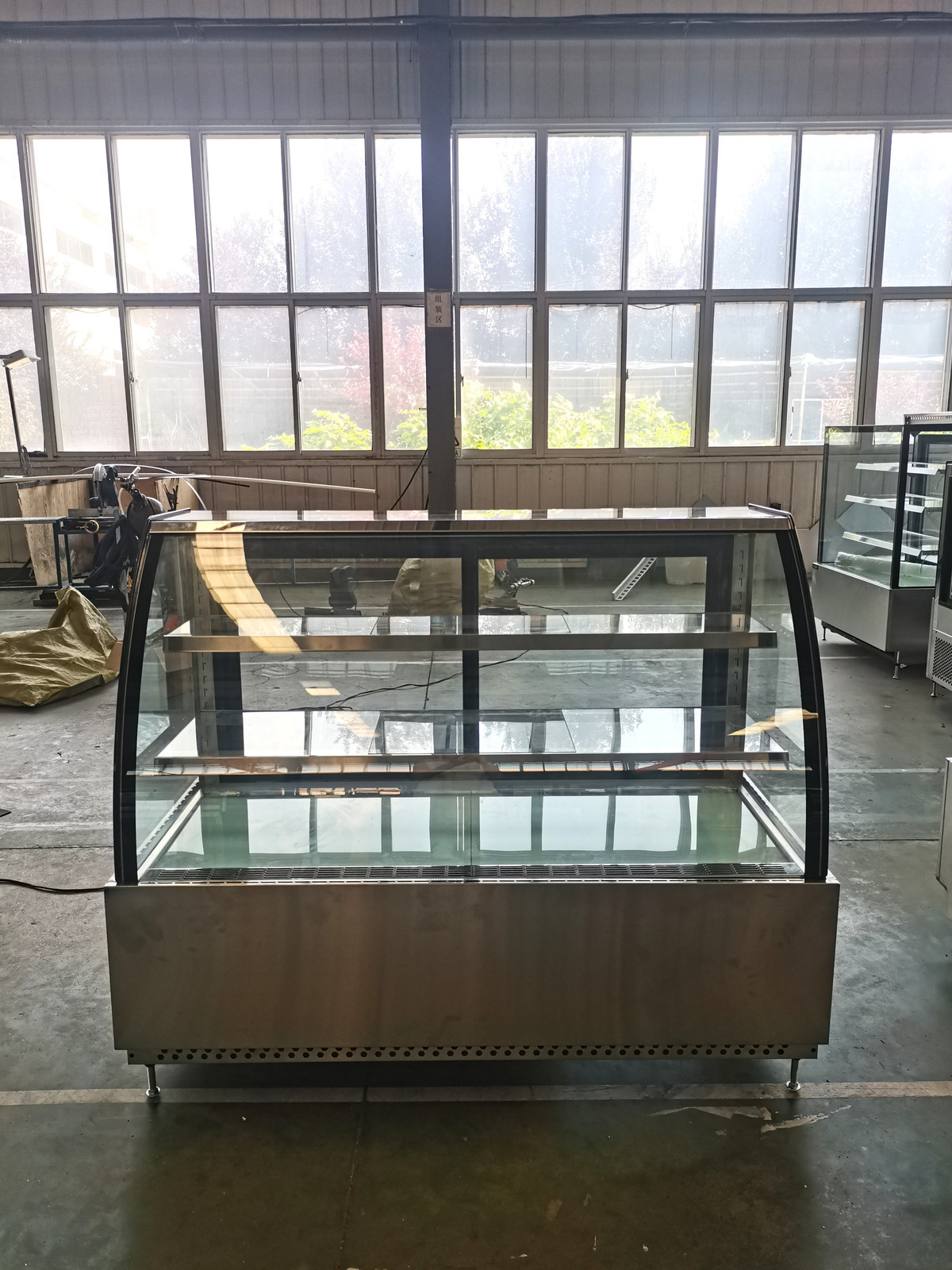 Bakery Refrigerated Display Case with Curved Glass and Wide Two-Shelf Presentation ROSA150DS