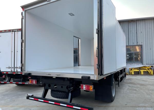 Camion réfrigéré SINOTRUK HOWO 4 × 2 5-10 tonnes 140HP RHD