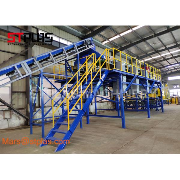 La botella plástica inútil del animal doméstico forma escamas machacando el secado que se lava reciclando la máquina