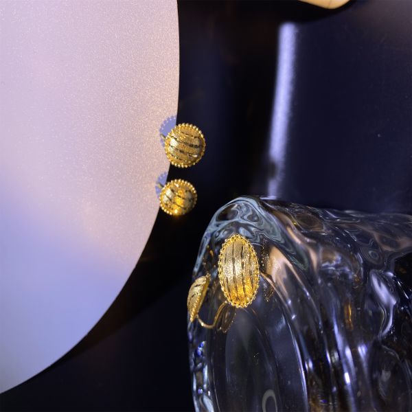 Graciosos aretes de oro de plumería de 18 caratos