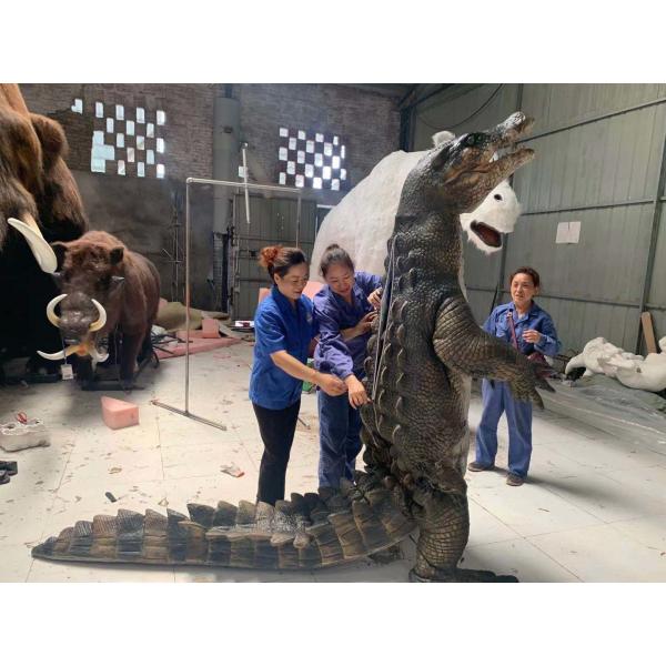 Взаимодействующий реалистический костюм крокодила для парка атракционов