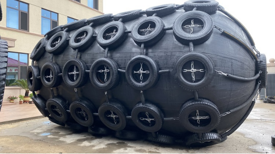 STS basse force de réaction Yokohama Pneumatique Fenders en caoutchouc avec chaîne et pneus