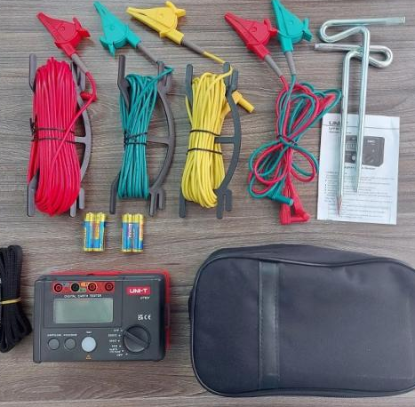 560g UNI-T UT521 Digital Ground Resistance Tester with Product Size 160x100x70.5mm