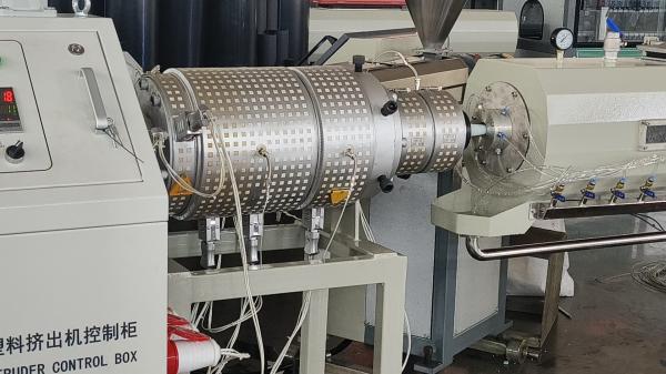 Ligne d'extrusion de tuyaux en PE entièrement automatique avec une capacité de 120-800 kg/h