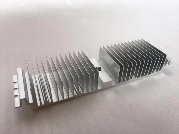 Dissipador de calor de alumínio passivo pré-perfurado, dissipador de calor fazendo à máquina dos furos de perfuração da extrusão