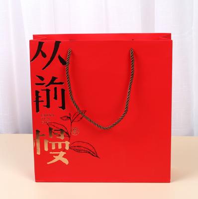 Sacos vermelhos de Matt Laminated Kraft Paper Shopping da folha de ouro com punhos