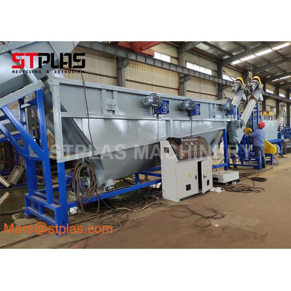 La botella plástica inútil del animal doméstico forma escamas machacando el secado que se lava reciclando la máquina