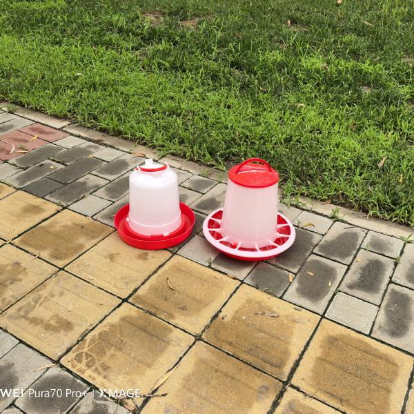 Alimentação moderna de aves de capoeira de plástico grosso resistente capacidade durável 2,5L