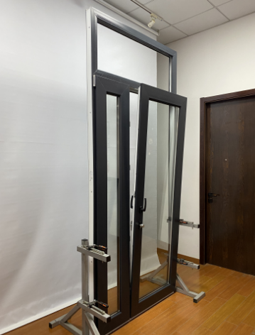 Puerta de bisagra de PVC negro Puerta de pivote de PVC moderno Vidrio templado blanco