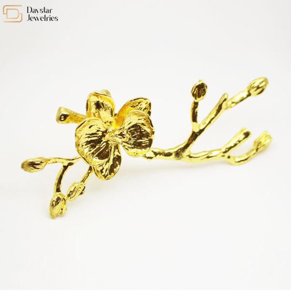 Кольца салфетки цветка цветения сливы металла для оформления обеденного стола